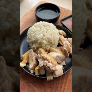 Drop that 🍗 emoji if you love chicken. This is chicken rice